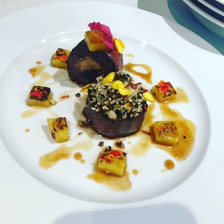 Pechuga de pato rellena de foie gras con piña glaseada