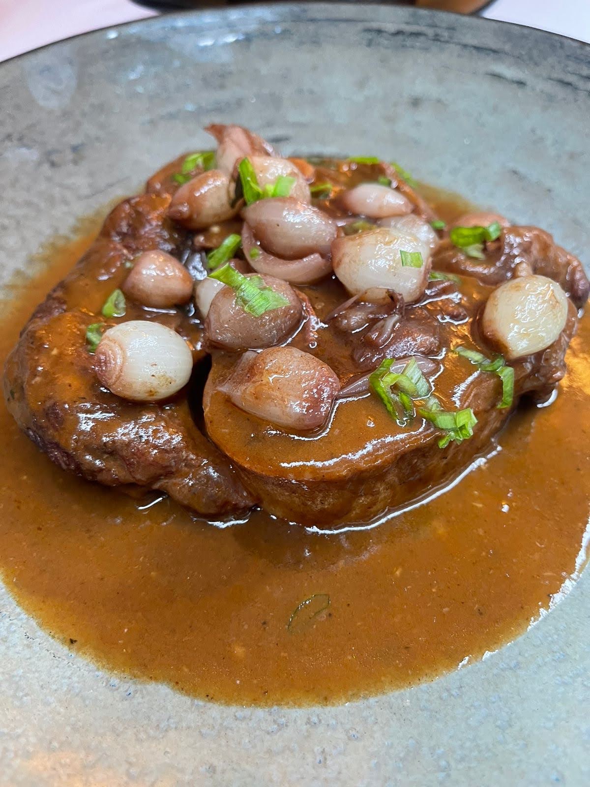 Ossobuco a baja temperatura con cebollino tierno