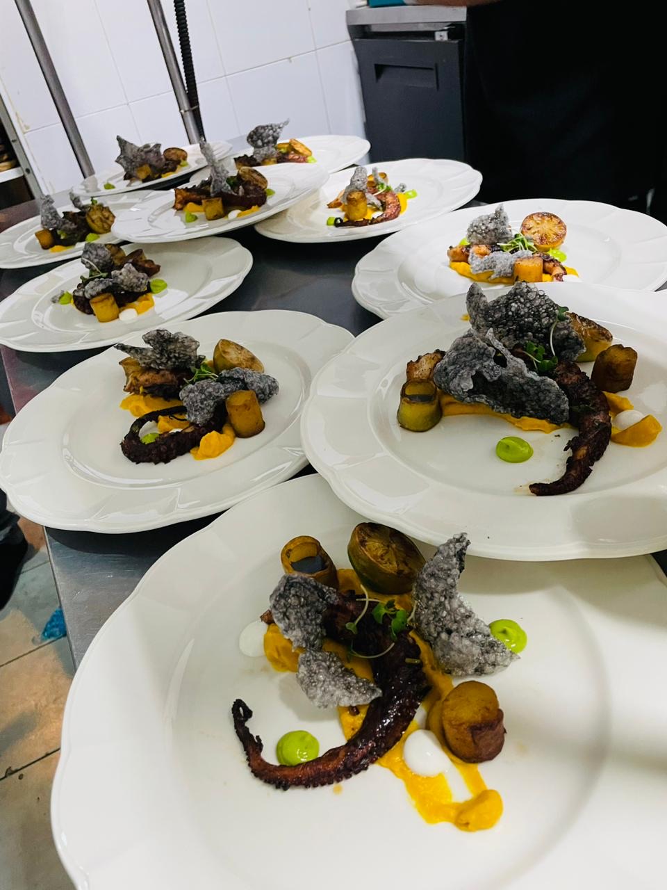 Pulpo a baja temperatura con papa confitada, crocante de tinta y tapioca